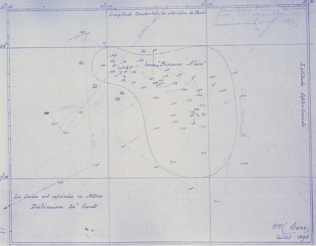 Den batymetriske oppmålingen av Princess Alice-banken tegnet med blått blekk i juli 1896, med lodd i meter og stiplet omriss, signert kaptein Carr
