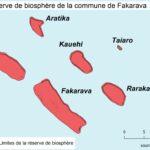 Kart over sju atoller tegnet i rødt på lyseblå bakgrunn, med Fakarava i midten, omgitt av Toau, Aratika, Kauehi, Taiaro, Raraka og Niau, med nordpil og målestokk