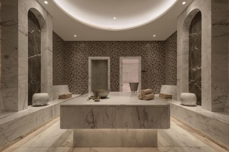 Et spa-rom på JAZ Elite Riviera kledd i marmor, med et stort steinbord i midten