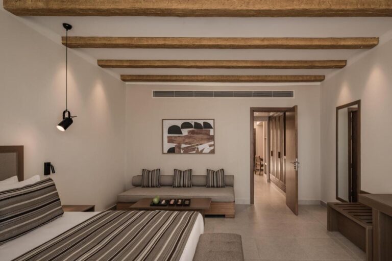 En suite med en sittekrok ved fotenden av sengen