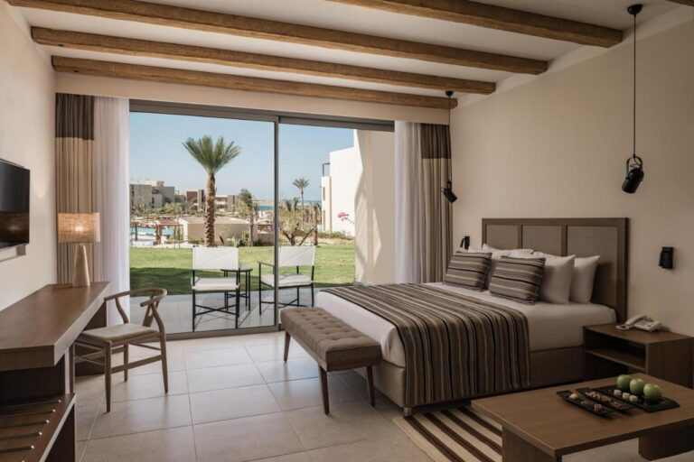Et rom med dobbeltseng og direkte tilgang til bassenget, på JAZ Elite Riviera