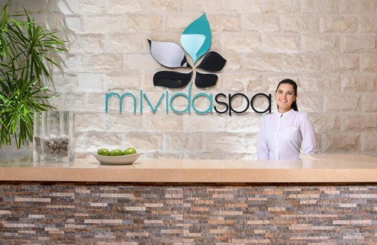 Spa-resepsjonen på JAZ Soma Beach, med en disk i stein