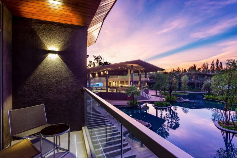 En balkong over det store bassenget på Kalima Resort Khao Lak, i skumringen