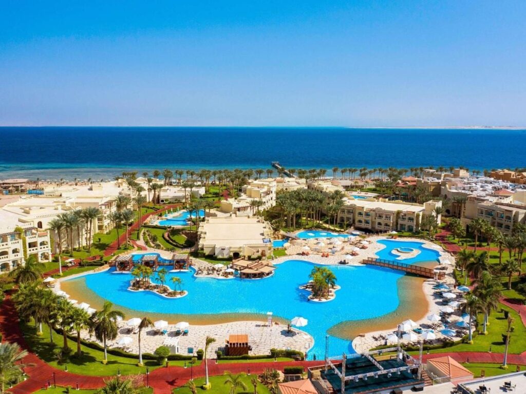 Rixos Sharm El Sheikh sett fra luften, med lagunebassengene, palmene og Rødehavet