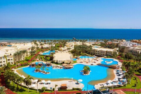 Rixos Sharm El Sheikh sett fra luften, med lagunebassengene, palmene og Rødehavet