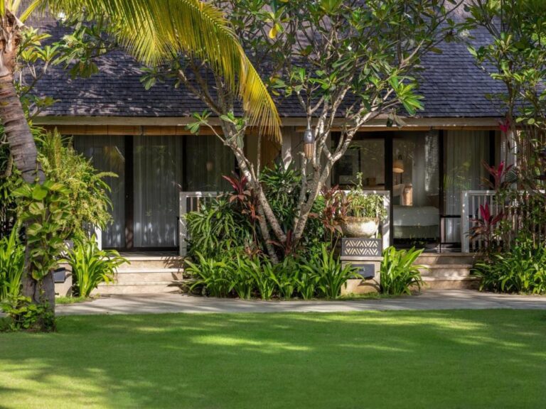 Bungalower på Sudamala Resort Komodo i kanten av en plen